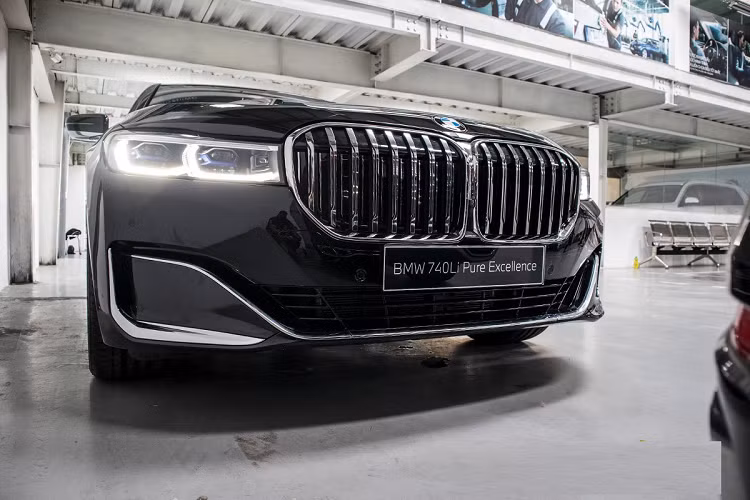 Động cơ của BMW 740Li Pure Excellence vẫn là máy xăng I6 Twin Power Turbo dung tích 3.0L với công suất 340 mã lực tại tua máy 5.500 - 6.500 vòng/phút và mômen xoắn cực đại 450 Nm tại tua máy 1.500 - 5.200 vòng/phút. Hộp số tiêu chuẩn của xe là loại tự động 8 cấp Steptronic.