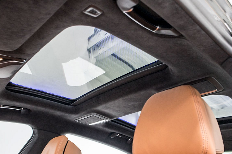 Hàng ghế sau của BMW 740Li Pure Excellence là nơi Cường Đô la hay ngồi nhất sẽ có thêm trang bị tủ lạnh BMW Invidiual 15 lít, cửa sổ trời Panorama Sky Lounge với 15.000 điểm sáng LED tạo hiệu ứng ánh sáng huyền ảo.