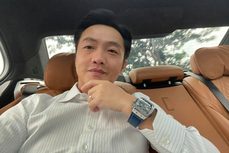 Doanh nhân Nguyễn Quốc Cường hay còn được nhiều người biết đến với biệt danh Cường Đô la là một người không chỉ thành công trong lĩnh vực bất động sản cũng như chuỗi nhà hàng do anh và vợ làm chủ mà còn có đam mê rất lớn với siêu xe. Chính vì điều này mà nhiều người luôn theo dõi dân chơi siêu xe Cường Đô la trên các hành trình.