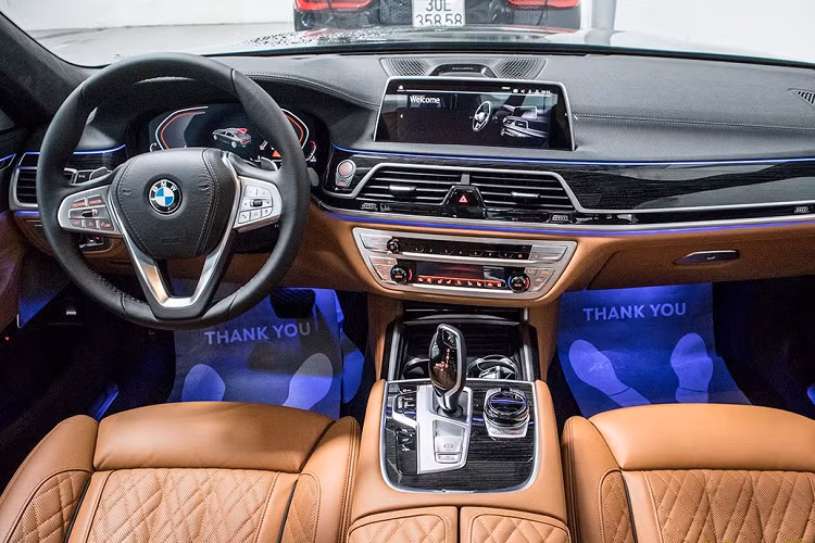 Chiếc xe sang BMW 740Li của Cường Đô la mua vào năm 2020 với giá bán khoảng 6,3 tỷ đồng. Chi phí lăn bánh xe BMW 740Li Pure Excellence của Cường "Đô-la" được giới mê xe ước tính phải trên 7,1 tỷ đồng
