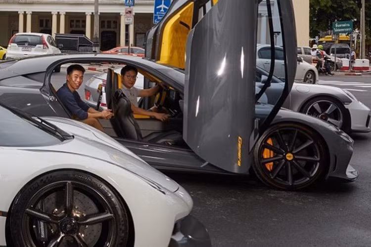 Đây cũng là những đơn hàng đầu tiên của đại lý siêu xe Koenigsegg Bangkok khi khai trương. Giá xe Koenigsegg Gemera khoảng 76 tỷ đồng ở thị trường Thái Lan, đây có thể xem là chiếc Koenigsegg có giá mềm nhất khi lăn bánh tại đây.