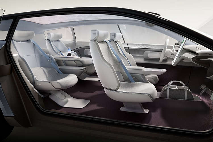 Riêng Volvo, hãng xe Thụy Điển dùng những ký hiệu để gọi tên các dòng xe từ năm 1995 với XC để chỉ những dòng xe SUV, V chỉ những dòng xe wagon, C chỉ những dòng xe Coupe và S tương ứng với sedan. Tuy nhiên để đánh dấu mốc quan trọng của kỷ nguyên điện khí hóa, Volvo sẽ đặt tên mới cho các dòng xe.