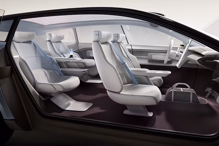 Riêng Volvo, hãng xe Thụy Điển dùng những ký hiệu để gọi tên các dòng xe từ năm 1995 với XC để chỉ những dòng xe SUV, V chỉ những dòng xe wagon, C chỉ những dòng xe Coupe và S tương ứng với sedan. Tuy nhiên để đánh dấu mốc quan trọng của kỷ nguyên điện khí hóa, Volvo sẽ đặt tên mới cho các dòng xe.