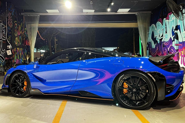 Sức mạnh của khối động cơ trên sẽ chạy qua hộp số ly hợp kép 7 tốc độ đã được tinh chỉnh để sang số nhanh hơn 15% so với McLaren 720S nên bản 765LT chỉ mất thời gian 2,8 giây tăng tốc từ vị trí xuất phát lên 100 km/h trước khi đạt tốc độ tối đa chỉ 330 km/h, yếu hơn con số 341 km/h của xe tiêu chuẩn.