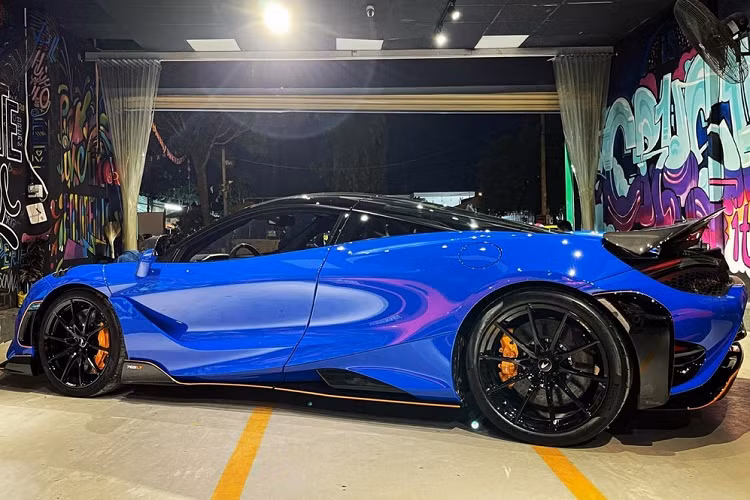 Sức mạnh của khối động cơ trên sẽ chạy qua hộp số ly hợp kép 7 tốc độ đã được tinh chỉnh để sang số nhanh hơn 15% so với McLaren 720S nên bản 765LT chỉ mất thời gian 2,8 giây tăng tốc từ vị trí xuất phát lên 100 km/h trước khi đạt tốc độ tối đa chỉ 330 km/h, yếu hơn con số 341 km/h của xe tiêu chuẩn.