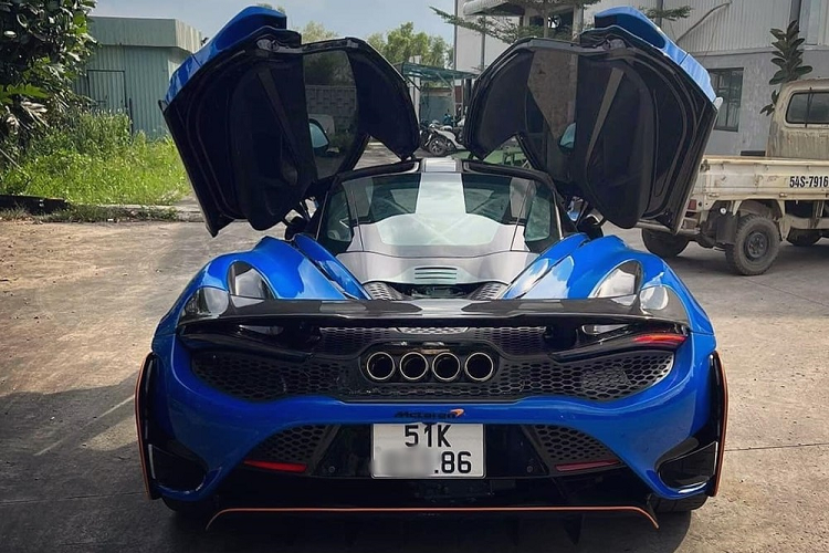 Ngoài siêu xe giới hạn McLaren 765LT, trong garage của đại gia lan đột biến còn có sự phục vụ của Ferrari SF90 Stradale đầu tiên về dải đất hình chữ S, Bentley Flying Spur First Edition, SUV hạng sang Mercedes- AMG G63 qua tay nhà độ Brabus hay xe bán tải Ford Ranger Raptor.