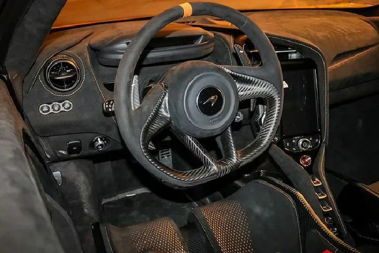 Trước khi ra biển số cho siêu xe giới hạn McLaren 765LT, người chơi lan đột biến này đã đăng ký "chứng minh nhân dân" cho chiếc xe Lamborghini Aventador SVJ chỉ có 900 xe trên toàn thế giới và màu sơn siêu ấn tượng nhưng đã nhanh chóng bán lại xe cho 1 CEO chuỗi nhà thuốc tây lớn nhất Việt Nam.