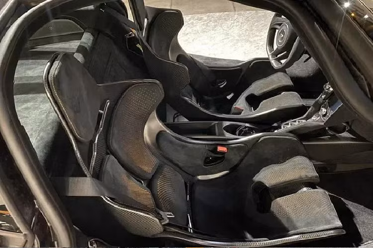 Bên trong khoang lái siêu xe McLaren 765LT của đại gia lan đột biến Củ Chi mới ra biển số có nội thất gây ấn tượng người xem với cặp ghế ngồi xe đua, ngoài ra là bộ khung chống lật phía sau khoang hành lý và cả tùy chọn carbon đắt đỏ cùng da Alcantara.