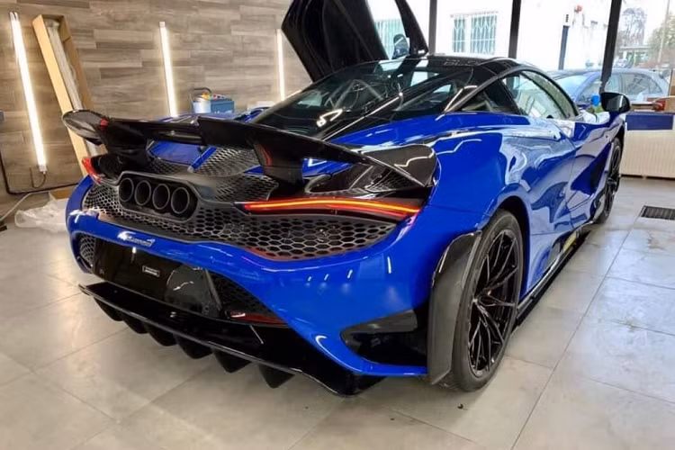 Trên toàn thế giới chỉ có đúng 765 chiếc siêu xe giới hạn McLaren 765LT đước sản xuất. So với McLaren 720S, phiên bản xe McLaren 765LT được chăm chút lại ngoại hình với nhiều sự thay đổi dễ nhận ra như cản va trước thiết kế lại hoàn toàn, xe có thêm khe gió trên vòm bánh xe, bộ mâm nhẹ khắc logo 765LT cùng với đó là đuôi xe thiết kế lại hoàn toàn với điểm nhấn là 4 ống xả, trọng lượng của xe McLaren 765LT nhẹ hơn 80 kg so với bản tiêu chuẩn.