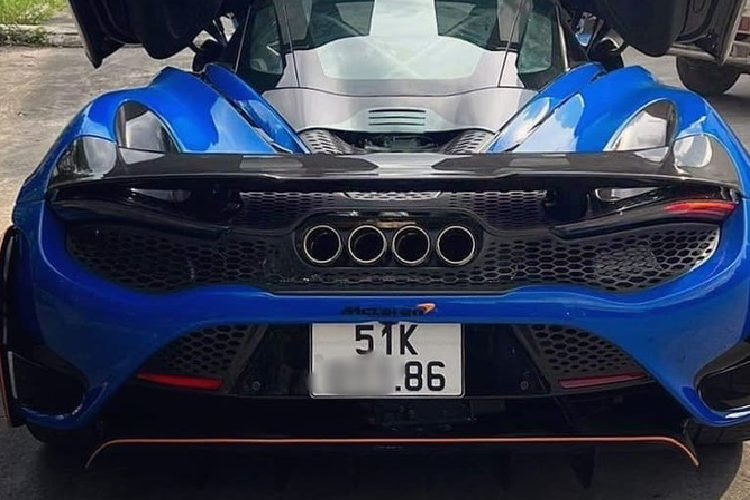 Khác với siêu xe Ferrari SF90 Stradale, ở lần ra biển số cho siêu xe giới hạn McLaren 765LT, đại gia lan đột biến khá chịu chơi khi ra biển số trắng, nộp đầy đủ thuế cho xe. Ước tính, giá lăn bánh McLaren 765LT của người chơi lan đột biến ở Củ Chi phải trên 30 tỷ đồng.