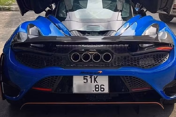 Khác với siêu xe Ferrari SF90 Stradale, ở lần ra biển số cho siêu xe giới hạn McLaren 765LT, đại gia lan đột biến khá chịu chơi khi ra biển số trắng, nộp đầy đủ thuế cho xe. Ước tính, giá lăn bánh McLaren 765LT của người chơi lan đột biến ở Củ Chi phải trên 30 tỷ đồng.