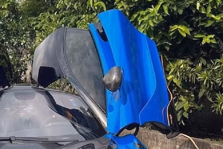 Đây là chiếc siêu xe McLaren 765LT đầu tiên tại Việt Nam đã có biển số. Ngoài ra, còn có 2 đại gia khác tại Việt Nam cũng đang sở hữu siêu xe giới hạn McLaren 765LT nhưng chưa rõ đã ra biển số cho xe hay chưa. Trong đó, chiếc xe McLaren 765LT thứ 4 về nước đã có mặt tại TP HCM với tờ giấy xe đi xét.