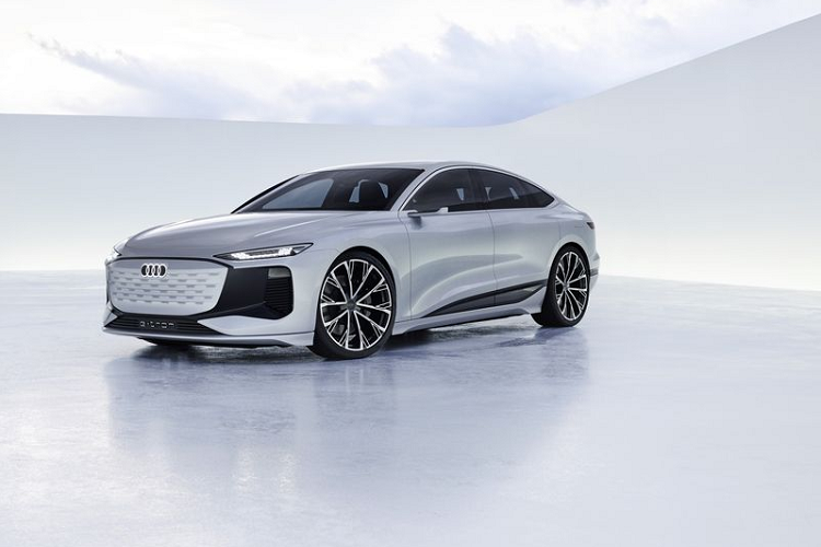 Điều đó có nghĩa là Audi A6 E-Tron chạy điện bản sản xuất có thể sẽ gần giống với bản concept, bao gồm cả các con số kích thước - A6 E-Tron concept dài 4.960 mm, rộng 1.960 mm và cao 1.440 mm. A6 E-Tron thương mại sẽ được xây dựng dựa trên nền tảng PPE giống như Audi Q6 E-Tron, cùng với sự hợp tác của Porsche.