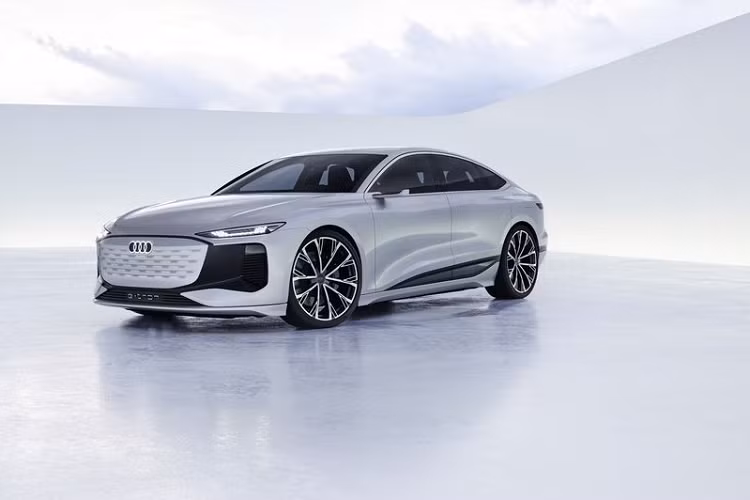 Điều đó có nghĩa là Audi A6 E-Tron chạy điện bản sản xuất có thể sẽ gần giống với bản concept, bao gồm cả các con số kích thước - A6 E-Tron concept dài 4.960 mm, rộng 1.960 mm và cao 1.440 mm. A6 E-Tron thương mại sẽ được xây dựng dựa trên nền tảng PPE giống như Audi Q6 E-Tron, cùng với sự hợp tác của Porsche.