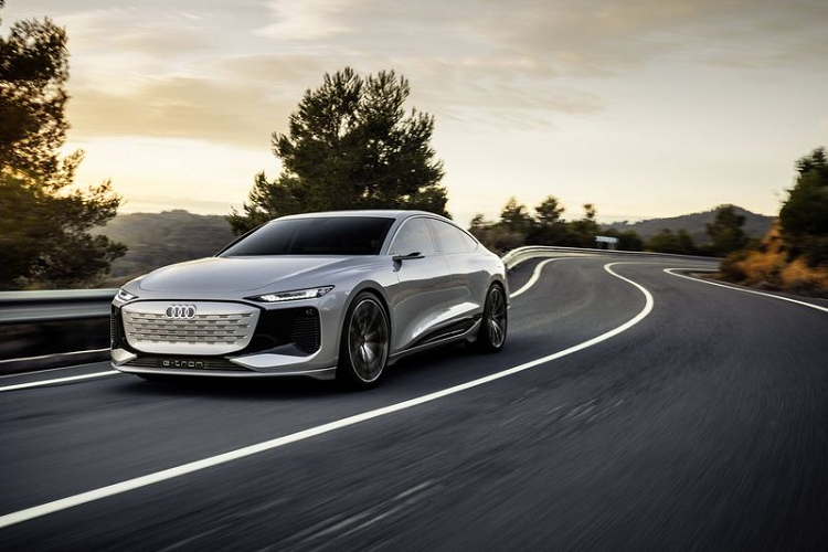 Mới đây, Audi đã chia sẻ thêm về mẫu concept A6 E-Tron, theo đó, phiên bản sản xuất của Audi A6 E-Tron 2022 mới sẽ được lên dây chuyền lắp ráp vào năm 2023. Hãng xe Đức cho biết thiết kế thân xe của A6 E-Tron là sự gợi mở về các mẫu xe thương mại trong tương lai của Audi.
