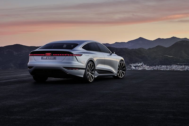 Audi A6 E-Tron concept mới được trang bị hệ dẫn động 4 bánh toàn thời gian với 2 động cơ điện sản sinh công suất 469 mã lực và mô-men xoắn cực đại 800 Nm.