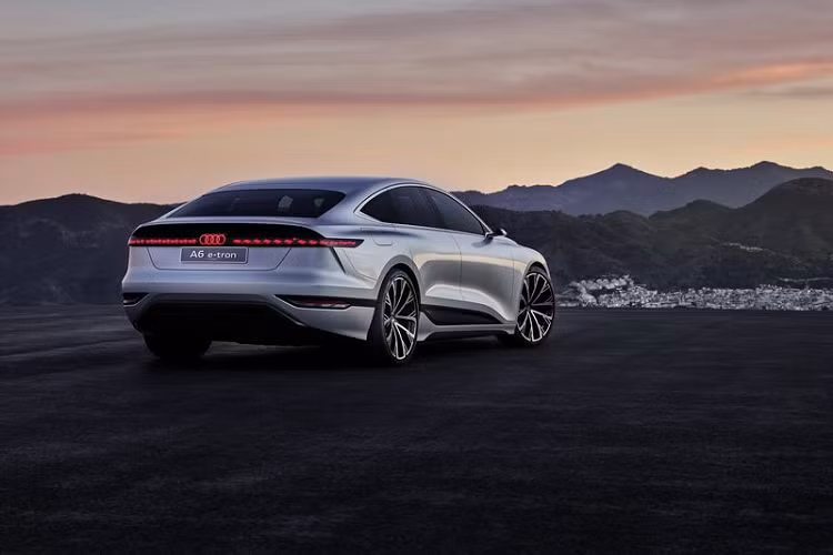 Audi A6 E-Tron concept mới được trang bị hệ dẫn động 4 bánh toàn thời gian với 2 động cơ điện sản sinh công suất 469 mã lực và mô-men xoắn cực đại 800 Nm.