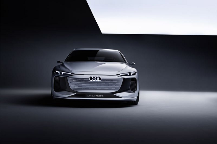 Chiếc xe điện hạng sang có bộ pin 100 kWh, cung cấp phạm vi hoạt động lên tới 700 km trong một lần sạc đầy.