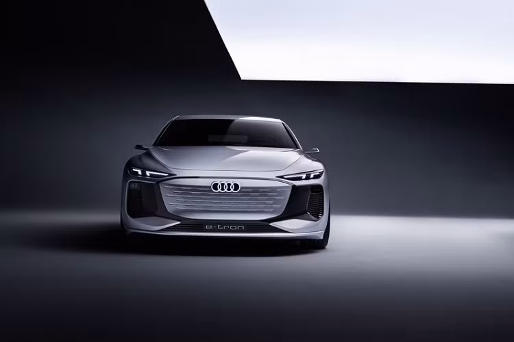 Chiếc xe điện hạng sang có bộ pin 100 kWh, cung cấp phạm vi hoạt động lên tới 700 km trong một lần sạc đầy.