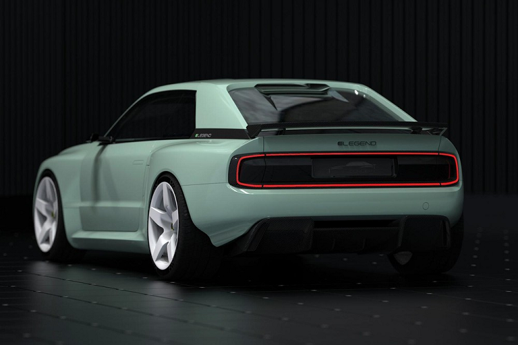 Ngoài ra, mẫu xe thể thao điện tân tiến còn có kiểu dáng vuông vức và hầm hố với vòm bánh xe lớn và bộ la-zăng 5 chấu màu trắng lấy cảm hứng từ xe đua đường trường. Trong khi đó, phía đuôi xe có sự hiện diện của cánh gió và đèn hậu LED bắt mắt.