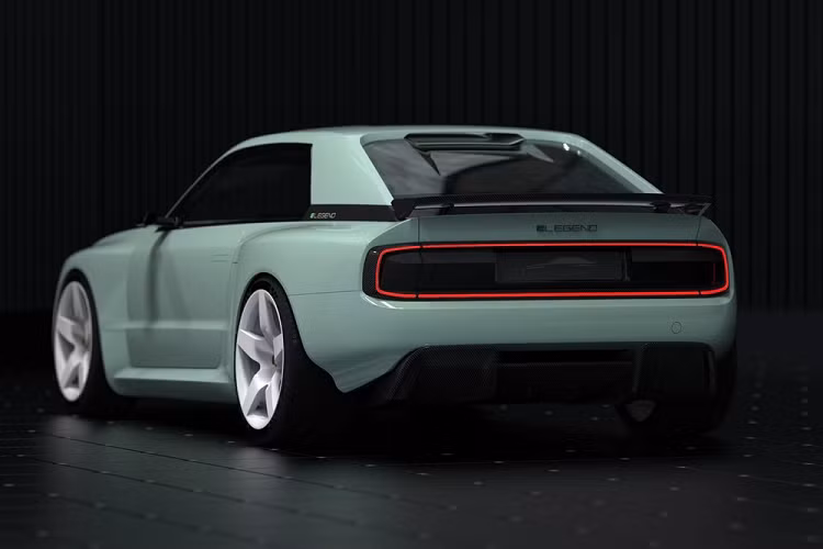 Ngoài ra, mẫu xe thể thao điện tân tiến còn có kiểu dáng vuông vức và hầm hố với vòm bánh xe lớn và bộ la-zăng 5 chấu màu trắng lấy cảm hứng từ xe đua đường trường. Trong khi đó, phía đuôi xe có sự hiện diện của cánh gió và đèn hậu LED bắt mắt.