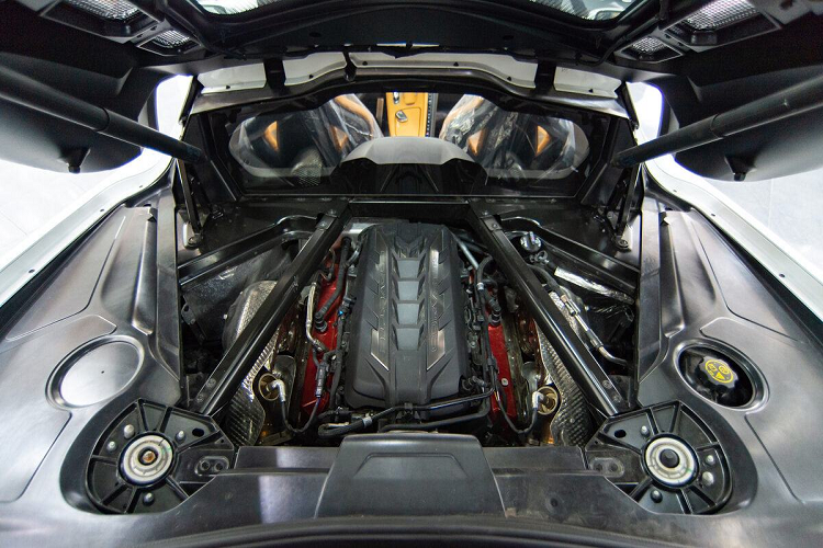 Nguyên nhân là hiện tại, Corvette C8 thế hệ mới là một mẫu xe khan hàng, vậy nên đại lý đã phải gửi đơn đặt hàng đặc biệt tới công ty. “Đây là chiếc Corvette 2021 đầu tiên tới đại lý chúng tôi,” người đại diện đại lý cho hay. “Thật tuyệt vời khi có thể chức mừng sinh nhật sắp tới của ông ấy và có chiếc Corvette 2021 đầu tiên tới đây”