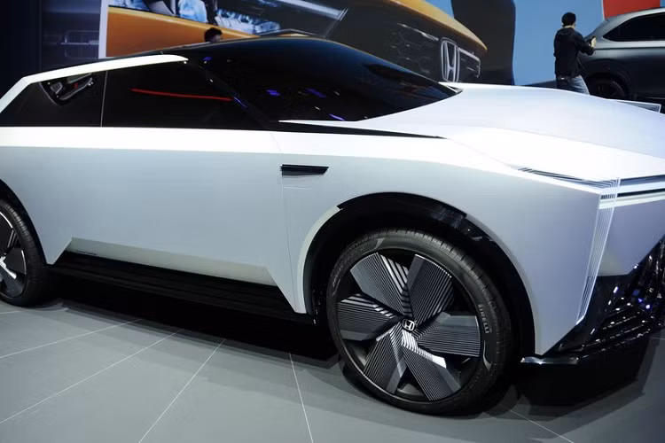 Những thông tin chi tiết liên quan đến hai bản conccept e:N SUV và Coupe vẫn còn rất hạn chế nhưng thiết kế góc cạnh, sắc nét của chúng nhằm cảnh báo người qua đường về hệ truyền động điện yên lặng của xe từ đằng xa. Hai chiếc xe concept này sẽ được song hành với một mẫu concept nữa là e:N GT mà Honda đã công bố cách đây không lâu.