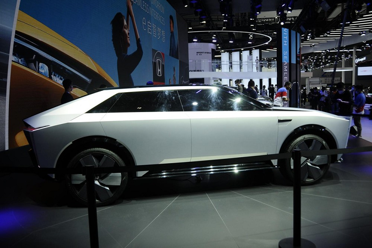 Trước mắt, nhà sản xuất xe Nhật Bẩn vẫn giữ kín thông tin về hệ truyền động, nhưng hai mẫu xe đầu tiên trong dòng sản phẩm e:N, gồm e:NS1 và e:NP1, có phạm vi hoạt động khoảng 500 km trong chu kỳ thử nghiệm xe điện tại Trung Quốc. Chúng cũng sẽ có khả năng gia tốc từ 0-100 km/h trong vòng chưa đầy 8 giây. Vì vậy, chúng ta có thể mong đợi rằng bản sản xuất sau này của e:N SUV và Coupe cũng sẽ có hiệu suất tương tự trở lên.