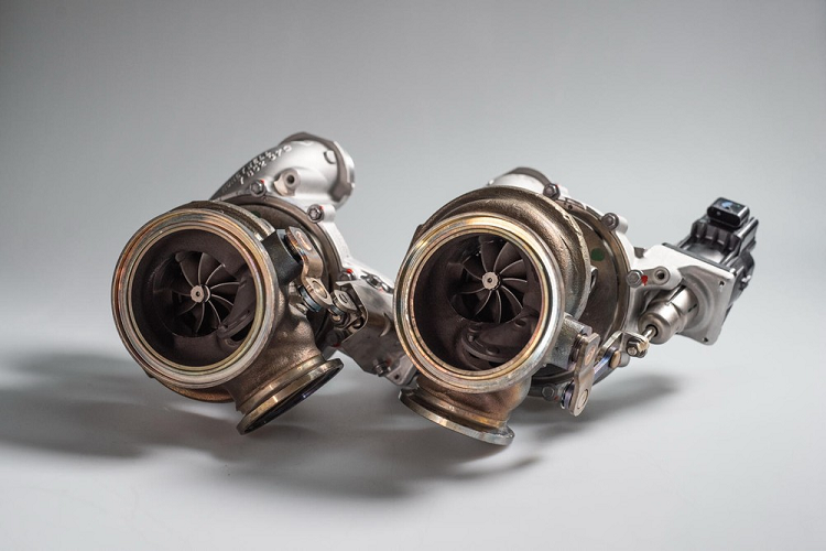 Lựa chọn phần mềm nâng cấp Stage 2 sẽ thúc đẩy động cơ sản sinh 737 mã lực và 900 Nm mô-men xoắn cực đại với chi phí 3.495 Euro (97 triệu đồng). Thêm vào đó, Stage 2 cũng cần thêm 3.495 Euro nữa cho hệ thống ống xả bằng thép chống gỉ với van kiểm soát và đường ống kiểu thể thao.