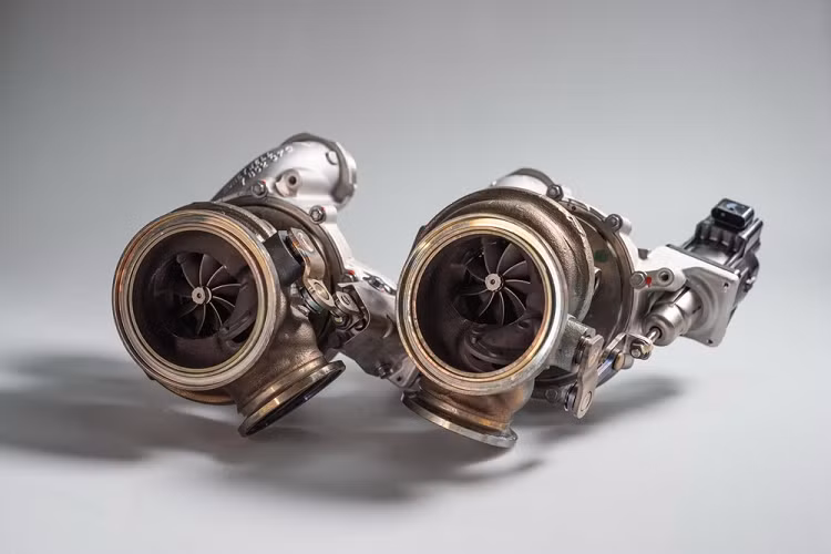 Lựa chọn phần mềm nâng cấp Stage 2 sẽ thúc đẩy động cơ sản sinh 737 mã lực và 900 Nm mô-men xoắn cực đại với chi phí 3.495 Euro (97 triệu đồng). Thêm vào đó, Stage 2 cũng cần thêm 3.495 Euro nữa cho hệ thống ống xả bằng thép chống gỉ với van kiểm soát và đường ống kiểu thể thao.