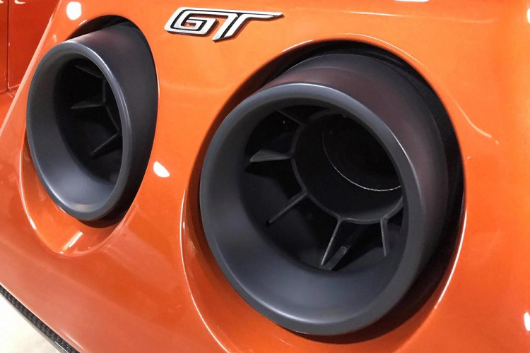 "Trái tim" này là loại động cơ V6, dung tích 3.5 lít, tăng áp turbo, sản sinh công suất cực đại 600 mã lực. Xe đi kèm hộp số ly hợp kép 7 cấp. Ở ngoại hình, siêu xe Ford GT gây ấn tượng với thiết kế khoẻ khoắn, đèn pha LED cá tính và bộ cửa cánh bướm đẹp mắt nhưng lại tạo ra không gian hẹp cho người ngồi ra vào khoang lái. Phần đuôi siêu xe Ford GT phát triển giống các mẫu xe đua. 