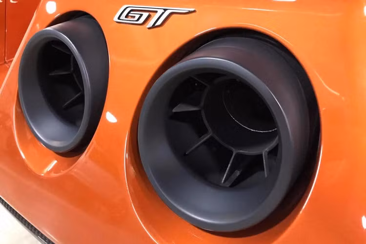 "Trái tim" này là loại động cơ V6, dung tích 3.5 lít, tăng áp turbo, sản sinh công suất cực đại 600 mã lực. Xe đi kèm hộp số ly hợp kép 7 cấp. Ở ngoại hình, siêu xe Ford GT gây ấn tượng với thiết kế khoẻ khoắn, đèn pha LED cá tính và bộ cửa cánh bướm đẹp mắt nhưng lại tạo ra không gian hẹp cho người ngồi ra vào khoang lái. Phần đuôi siêu xe Ford GT phát triển giống các mẫu xe đua. 