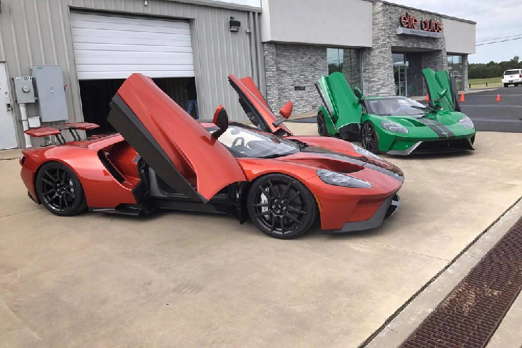 Có vẻ như chính cách bán hàng của Ford đã khiến cho không ít người yêu xe trên thế giới khó tiếp cận được với mẫu xe Ford GT, vì thế, đến tận bây giờ mới có một công ty nhập khẩu tư nhân chịu mang siêu xe của hãng Ford về Việt Nam để giúp các đại gia Việt có thêm 1 mẫu siêu xe mới trong bộ sưu tập xe của mình.