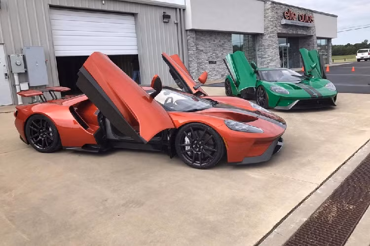 Có vẻ như chính cách bán hàng của Ford đã khiến cho không ít người yêu xe trên thế giới khó tiếp cận được với mẫu xe Ford GT, vì thế, đến tận bây giờ mới có một công ty nhập khẩu tư nhân chịu mang siêu xe của hãng Ford về Việt Nam để giúp các đại gia Việt có thêm 1 mẫu siêu xe mới trong bộ sưu tập xe của mình.