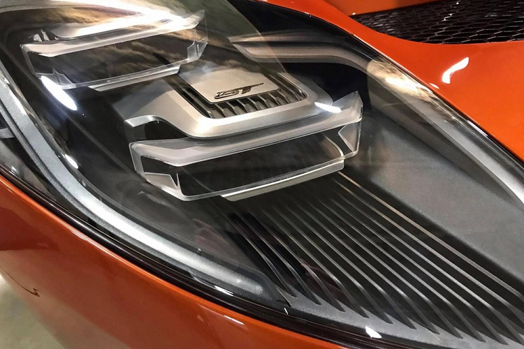 Chiếc siêu xe Ford GT đầu tiên về Việt Nam dự kiến sẽ được nhập khẩu không chính hãng. Đây sẽ là 1 trong những siêu xe đáng mong chờ về dải đất hình chữ S trong năm 2021 cùng nhiều chiếc xe hypercar khác. Siêu xe Ford GT thế hệ mới được trang bị khối động cơ EcoBoost được đánh giá là mạnh nhất của nhà Ford.