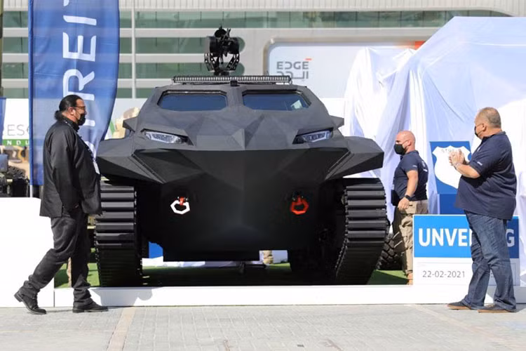 Các phương tiện lưỡng cư không phải là một phát minh mới mẻ, nhưng không vì thế mà chúng không làm mọi người thấy kinh ngạc mỗi khi có một sản phẩm mới ra đời. Mẫu xe Storm bọc thép mới nhất từ Highland Systems dĩ nhiên không phải ngoại lệ, nhưng cảm giác kinh ngạc có lẽ là chưa đủ để diễn tả về nó.