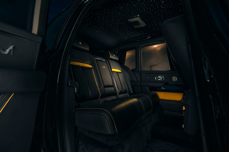 Tiến vào bên trong khoang cabin, toàn bộ ghế ngồi mang phong cách thể thao đều được bọc thủ công bằng lớp da màu xanh navy sang trọng với các đường chỉ khâu và dòng chữ nổi màu vàng Forge Yellow.