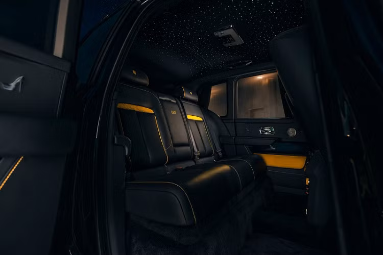 Tiến vào bên trong khoang cabin, toàn bộ ghế ngồi mang phong cách thể thao đều được bọc thủ công bằng lớp da màu xanh navy sang trọng với các đường chỉ khâu và dòng chữ nổi màu vàng Forge Yellow.