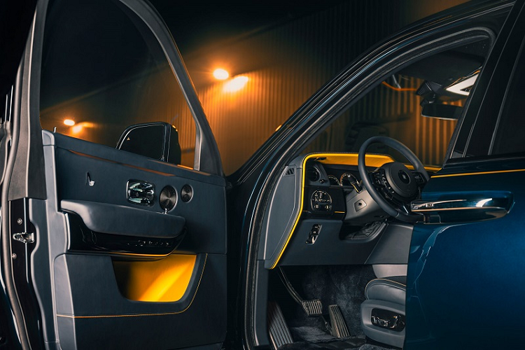 Xe sở hữu bộ mâm Black Badge hai tông màu nổi bật cùng biểu tượng Spirit of Ecstasy ở đầu xe được làm từ sợi carbon. Ngoài ra, chiếc Cullinan này còn được trang bị các tấm ốp bệ cửa cá nhân hóa khắc tên của Benjamin và vợ ông - Christine trên đó.