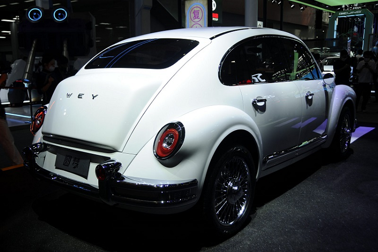 Nằm phía dưới màn hình thông tin giải trí trung tâm là cụm ba cửa gió điều hòa kiểu tua-bin, được nối liền với nhau bởi một thanh kim loại màu đồng đẹp mắt. WEY Yuanmeng được trang bị vô lăng ba chấu bọc da hai tông màu, tích hợp các nút bấm chức năng và đi kèm một vài điểm nhấn chrome độc đáo.