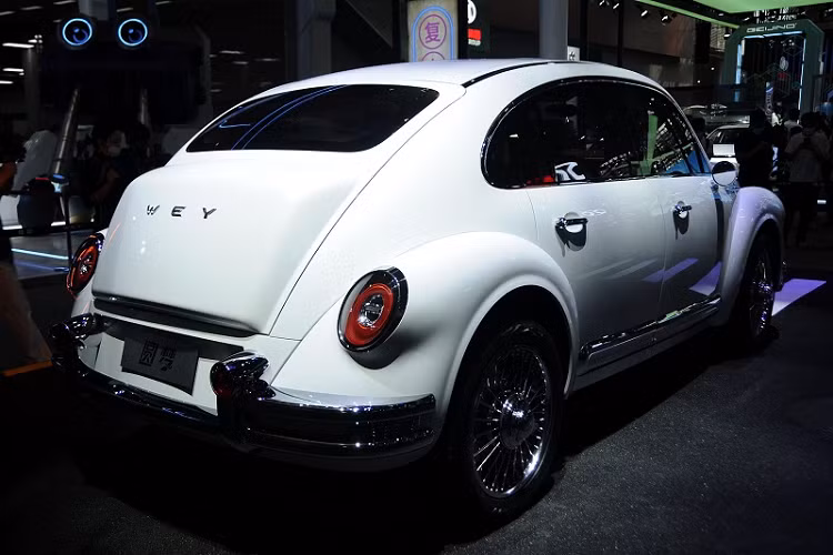 Nằm phía dưới màn hình thông tin giải trí trung tâm là cụm ba cửa gió điều hòa kiểu tua-bin, được nối liền với nhau bởi một thanh kim loại màu đồng đẹp mắt. WEY Yuanmeng được trang bị vô lăng ba chấu bọc da hai tông màu, tích hợp các nút bấm chức năng và đi kèm một vài điểm nhấn chrome độc đáo.