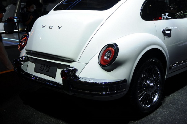 Hình dáng và tỷ lệ kích thước tổng thể của WEY Yuanmeng hoài cổ rất giống với ORA Ballet Cat, nhưng nó lại nhận được một số tinh chỉnh về thiết kế để trở nên nổi bật hơn. Điển hình là bộ lưới tản nhiệt cỡ lớn mạ chrome lấy cảm hứng từ phong cách hoài cổ của các dòng xe tại Mỹ vào thập niên 1930.