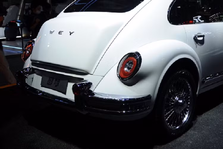 Hình dáng và tỷ lệ kích thước tổng thể của WEY Yuanmeng hoài cổ rất giống với ORA Ballet Cat, nhưng nó lại nhận được một số tinh chỉnh về thiết kế để trở nên nổi bật hơn. Điển hình là bộ lưới tản nhiệt cỡ lớn mạ chrome lấy cảm hứng từ phong cách hoài cổ của các dòng xe tại Mỹ vào thập niên 1930.