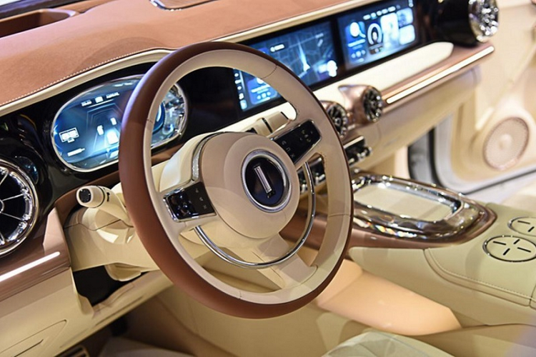 Ngoài bộ lưới tản nhiệt, phần đầu xe WEY Yuanmeng được trau chuốt khá tỉ mỉ với các điểm nhấn chrome xung quanh cụm đèn pha hình tròn, cản va trước/sau đều được mạ chrome sáng bóng và bánh căm cổ điển.