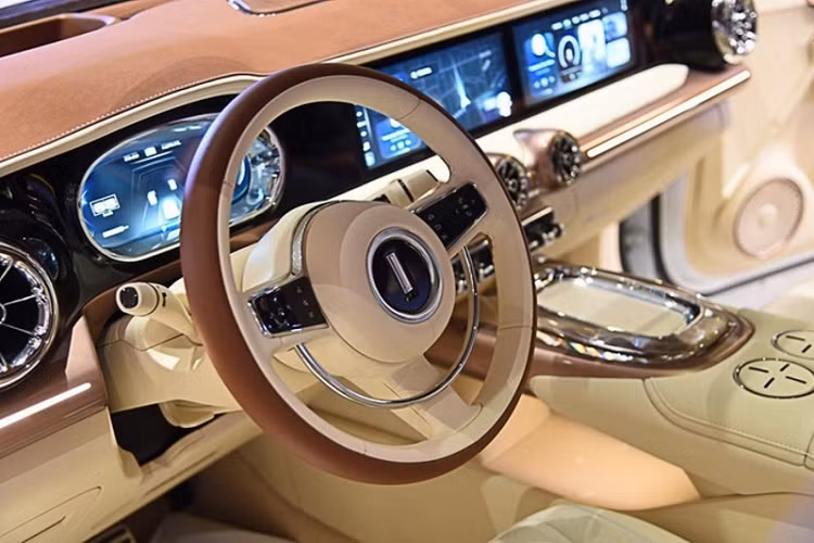 Ngoài bộ lưới tản nhiệt, phần đầu xe WEY Yuanmeng được trau chuốt khá tỉ mỉ với các điểm nhấn chrome xung quanh cụm đèn pha hình tròn, cản va trước/sau đều được mạ chrome sáng bóng và bánh căm cổ điển.