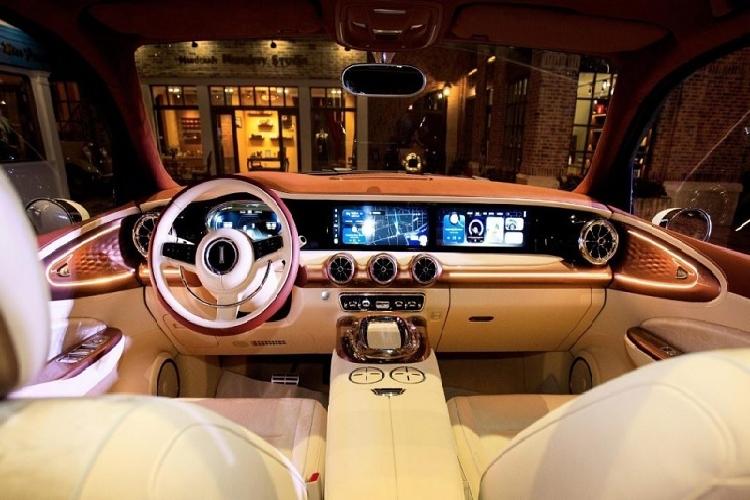 Trái ngược với diện mạo cổ điển, khoang nội thất của WEY Yuanmeng lại mang đến một cái nhìn hiện đại hơn nhiều. Chi tiết gây ấn tượng mạnh mẽ nhất là thiết lập ba màn hình kéo dài hết chiều rộng bảng táp-lô, bao gồm một màn hình nằm sau vô lăng cho khả năng hiển thị thông tin vận hành, một màn hình trung tâm cho hệ thống thông tin giải trí và một màn hình đặt ngay phía trước ghế lái phụ.