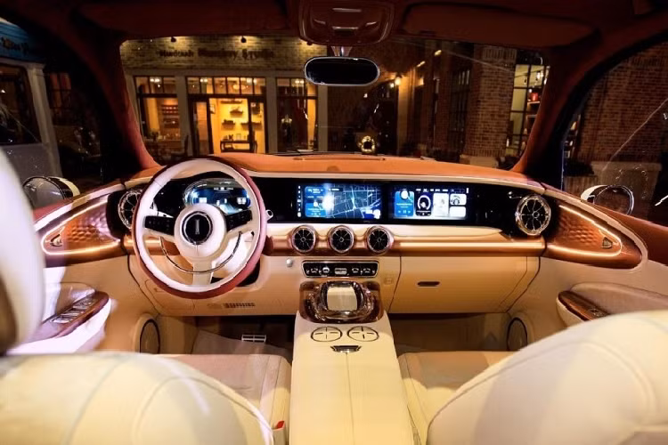 Trái ngược với diện mạo cổ điển, khoang nội thất của WEY Yuanmeng lại mang đến một cái nhìn hiện đại hơn nhiều. Chi tiết gây ấn tượng mạnh mẽ nhất là thiết lập ba màn hình kéo dài hết chiều rộng bảng táp-lô, bao gồm một màn hình nằm sau vô lăng cho khả năng hiển thị thông tin vận hành, một màn hình trung tâm cho hệ thống thông tin giải trí và một màn hình đặt ngay phía trước ghế lái phụ.