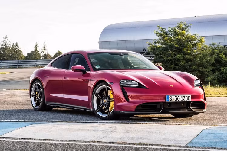 Porsche Taycan 2022 bo xung bi tinh nang do xe bang smartphone