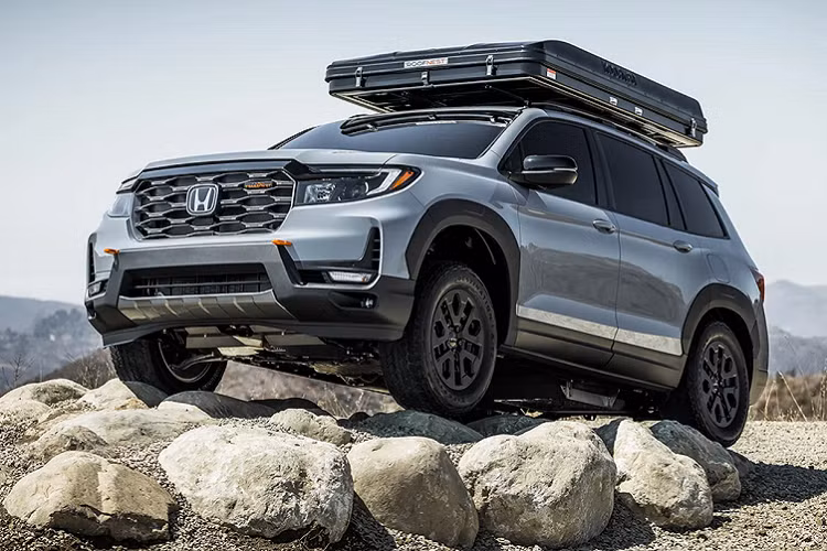 Trước Passport 2022, mẫu xe bán tải Ridgeline cũng từng được trang bị gói HPD tương tự. Những thay đổi còn lại của dòng Honda Passport 2022 bao gồm đầu ống xả lớn hơn, cản trước/sau thiết kế mới và chỉ khâu màu tương phản trong nội thất bọc da của bản EX-L.