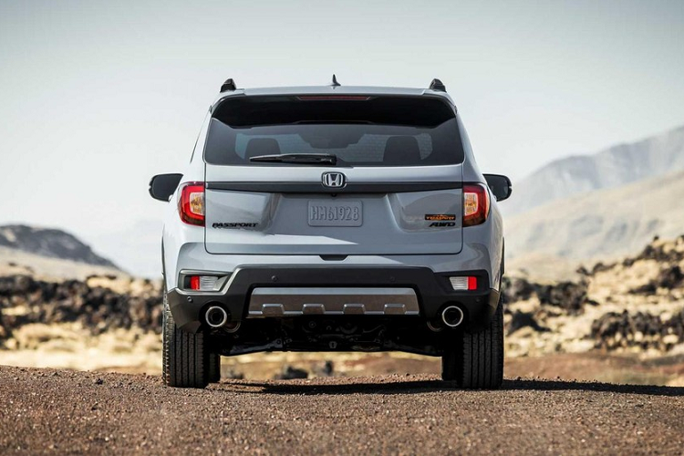 Trong thời gian qua, xe SUV việt dã đã trở thành xu hướng thịnh hành của làng ô tô Mỹ. Do đó, không có gì ngạc nhiên khi hãng Honda bổ sung phiên bản TrailSport cho mẫu SUV 5 chỗ này. So với bản thường, Honda Passport TrailSport 2022 mới sở hữu thiết kế ngoại thất hầm hố hơn. Trên xe có những điểm nhấn màu cam như logo ở lưới tản nhiệt trước và trên cửa cốp sau. Thêm vào đó là bộ vành hợp kim 18 inch mới, nằm trong lốp có kích thước 245/60 R18.